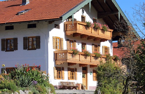 Frasdorf Apartment | Ferienwohnung bis 4 Personen, Bauernhof, 47qm, Balkon, 2 Schlafzimmer, Wohnküche, SAT-TV = Enzianzimmer