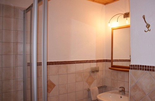 Frasdorf Apartment | Ferienwohnung bis 4 Personen, Bauernhof, 47qm, Balkon, 2 Schlafzimmer, Wohnküche, SAT-TV = Enzianzimmer