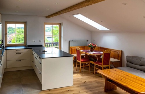 Prien am Chiemsee Apartment | Ferienwohnung 1, Ruhige Lage, Sep. Schlafräume, Balkon 65 qm