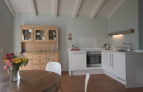 Prien am Chiemsee Apartment | Ferienwohnung Vogelnest, 60qm, 2 Separate Schlafzimmer, im Ersten Stock mit Balkon