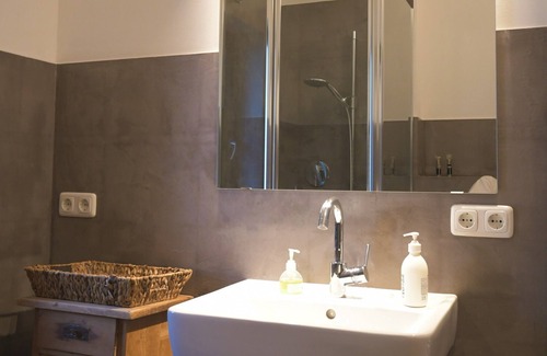 Prien am Chiemsee Apartment | Ferienwohnung Vogelnest, 60qm, 2 Separate Schlafzimmer, im Ersten Stock mit Balkon