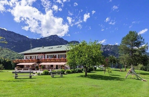 Bischofswiesen Apartment | Ferienwohnung für 2-5 Pers., ca. 72 qm, 2 Schlafzimmer, Wohnraum mit Kochnische, große Terrasse, Balkon