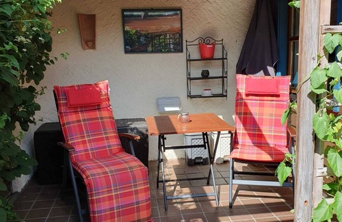 Frasdorf Apartment | Ferienwohnung für 2 Personen, 32 qm, ebenerdig, Wohn/Schlafraum kombiniert, TV, W-Lan, Terrasse, Gartenmöbel