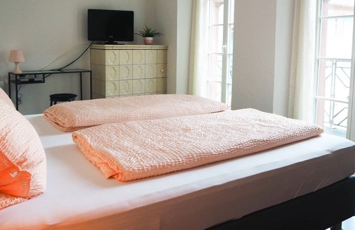 Staufen im Breisgau Apartment | Ferienwohnung im historischen Stadttor, 75qm mit 2 Schlafzimmer und Balkon für max. 5 Personen