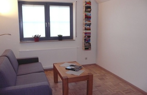 Altengronau Apartment | Ferienwohnung in Ehemaliger Bank, 100 qm, Schlafzimmer, Leseraum mit Bettcouch, Balkon, Max. für 3 Personen