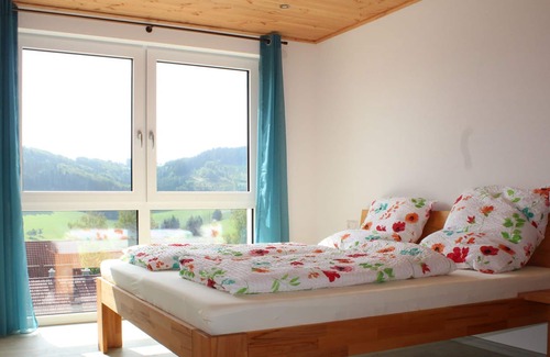 Biederbach Apartment | Ferienwohnung Kapellenblick, 85qm, mit Dachterrasse und WLAN