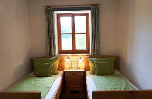 Teisendorf Apartment | Ferienwohnung mit Balkon, 2-5 Pers. (96m²) 3 Schlafzimmer, Küche mit Eßecke, Wohnzimmer, Sat-TV, 2 Balkone Ost u. Süd