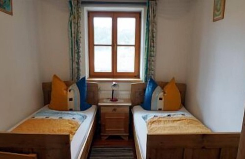 Teisendorf Apartment | Ferienwohnung mit Balkon, 2-5 Pers. (96m²) 3 Schlafzimmer, Küche mit Eßecke, Wohnzimmer, Sat-TV, 2 Balkone Ost u. Süd
