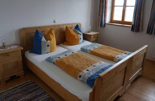 Teisendorf Apartment | Ferienwohnung mit Balkon, 2-5 Pers. (96m²) 3 Schlafzimmer, Küche mit Eßecke, Wohnzimmer, Sat-TV, 2 Balkone Ost u. Süd