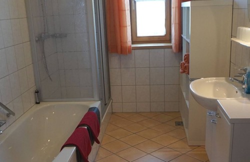 Teisendorf Apartment | Ferienwohnung mit Balkon, 2-5 Pers. (96m²) 3 Schlafzimmer, Küche mit Eßecke, Wohnzimmer, Sat-TV, 2 Balkone Ost u. Süd