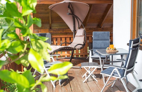 Aidenbach Apartment | Ferienwohnung mit schönem, großen Erkerzimmer mit Zugang zum Balkon