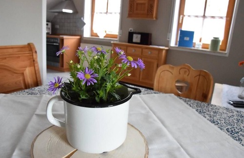 Stockheim Apartment | Ferienwohnung mit sonnigem Balkon & Seeblick