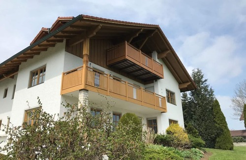 Windorf Apartment | Ferienwohnung mit tollem Ausblick, Terrasse und beheiztem Pool im Garten