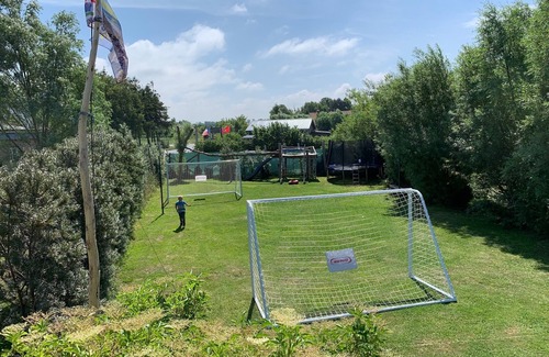 Saal Apartment | Ferienwohnung zum Wall, Trampolin Familienfreundlich, Fussballplatz