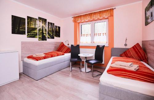 Sangerhausen House | Ferienwohnungen & Campingfässer am Kunstteich