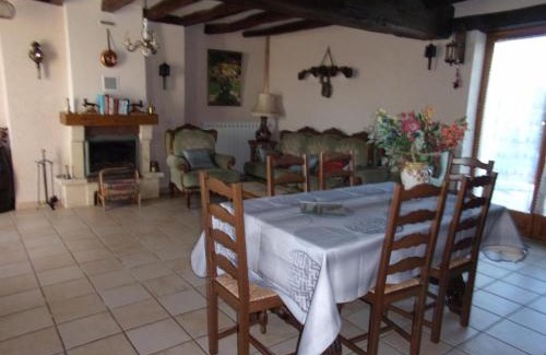 Verneix House | Fermette rénovée avec jardin fermé, internet, animaux admis - FR-1-489-83