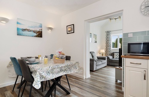 Begelly House | Fern Cottage - Dog Friendly Cottage with Hot Tub
