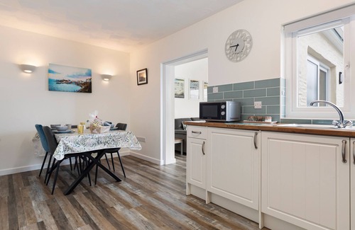 Begelly House | Fern Cottage - Dog Friendly Cottage with Hot Tub