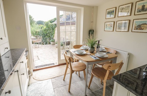 Winchcombe Cottage | FERN COTTAGE, pet friendly, character holiday cottage in Winchcombe
