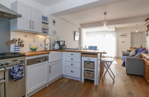 Appledore Cottage | FERRIWAIS, pet friendly, with a garden in Appledore