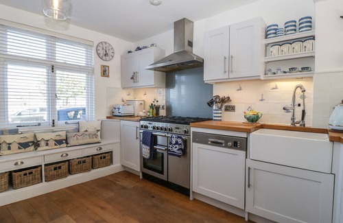 Appledore Cottage | FERRIWAIS, pet friendly, with a garden in Appledore
