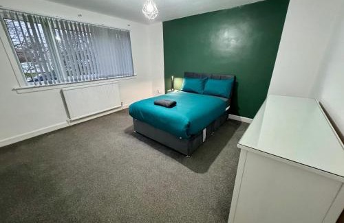 Dundee House | FERRY HOUSE - INVOICE and REDUCED PRICE only via SUNRISE SHORT LETS DUNDEE, 4 Bed House, Great for Contractors, Fully Equipped, Private Parking, Easy Ring Road Access - ASK SUNRISE SHORT LETS - LONG TERM RATES AVAILABLE