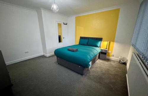 Dundee House | FERRY HOUSE - INVOICE and REDUCED PRICE only via SUNRISE SHORT LETS DUNDEE, 4 Bed House, Great for Contractors, Fully Equipped, Private Parking, Easy Ring Road Access - ASK SUNRISE SHORT LETS - LONG TERM RATES AVAILABLE