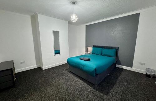 Dundee House | FERRY HOUSE - INVOICE and REDUCED PRICE only via SUNRISE SHORT LETS DUNDEE, 4 Bed House, Great for Contractors, Fully Equipped, Private Parking, Easy Ring Road Access - ASK SUNRISE SHORT LETS - LONG TERM RATES AVAILABLE