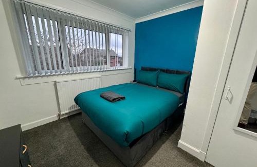 Dundee House | FERRY HOUSE - INVOICE and REDUCED PRICE only via SUNRISE SHORT LETS DUNDEE, 4 Bed House, Great for Contractors, Fully Equipped, Private Parking, Easy Ring Road Access - ASK SUNRISE SHORT LETS - LONG TERM RATES AVAILABLE