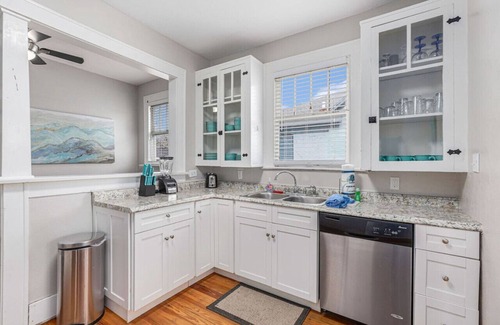 San Jacinto House | Festive Nest - Tranquil Escape Close to the Beach