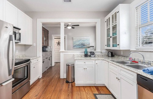 San Jacinto House | Festive Nest - Tranquil Escape Close to the Beach