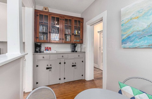 San Jacinto House | Festive Nest - Tranquil Escape Close to the Beach