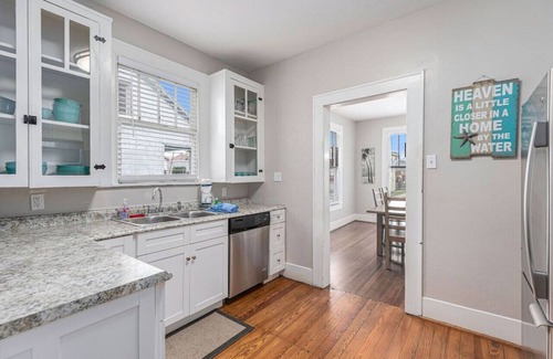 San Jacinto House | Festive Nest - Tranquil Escape Close to the Beach