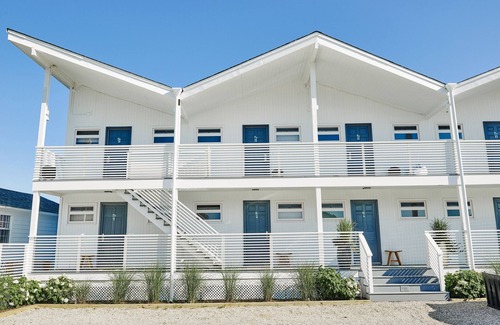 Montauk Hotel | Few Steps Away from the Beach! With Outdoor Swimming Pool, Free Parking!