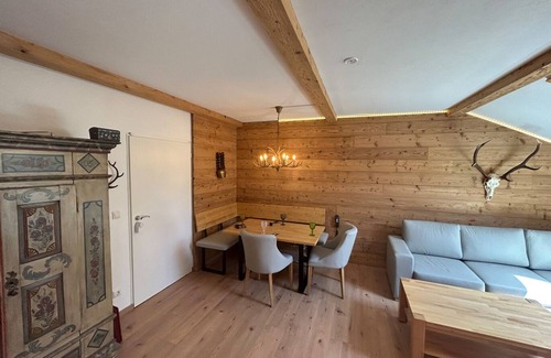 Oberstdorf Apartment | Fewo Allgäu Chalet - Gemütliche Hüttenatmosphäre + Schwimmbad und Sauna im Haus