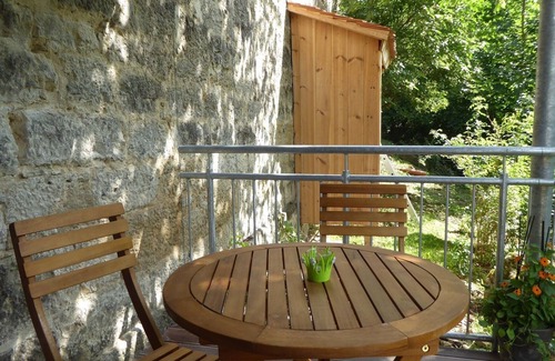 Equarhofen Apartment | FeWo für 3 Pers. (40m2) an denkmalgeschütztem Hof mit Landhausgarten
