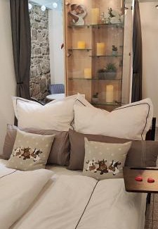 Ochsenfurt Apartment | FeWo MainTime Honeymoon mit Frühstückskorb