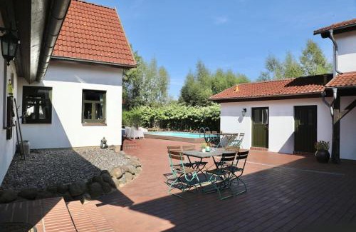 Dargun Apartment | FeWo Wollin Mecklenburg Pool Alte Schule Barlin