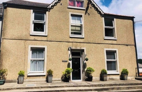 Pembroke Dock Apartment | Ffau Bach - Little Den. Boutique Central Pembrokeshire.