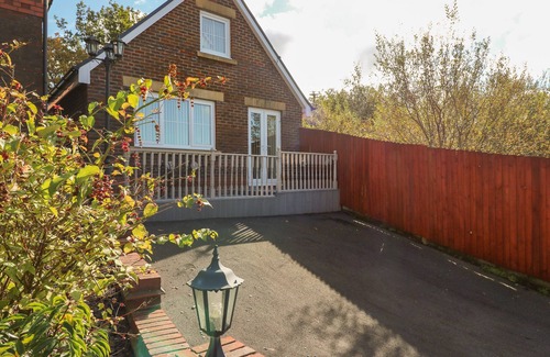 Porthyrhyd Cottage | FFAU'R DDRAIG, pet friendly, character holiday cottage in Cross Hands