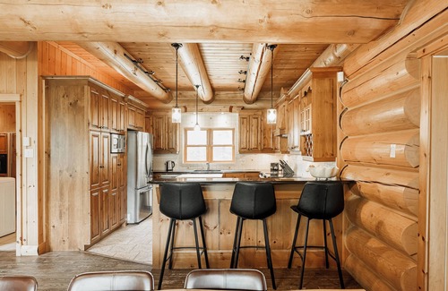 Fiddler Lake Resort House | Fiddler Lake Resort Luxury Chalet+ Private Jacuzzi