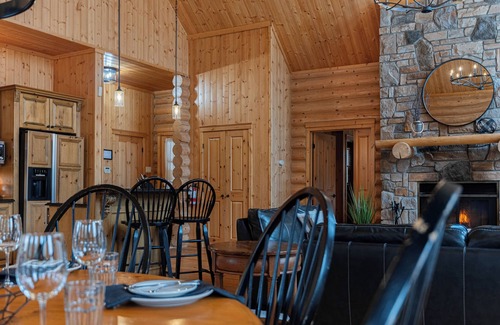 Fiddler Lake Resort House | Fiddler Lake Resort Chalet + Private Jacuzzi
