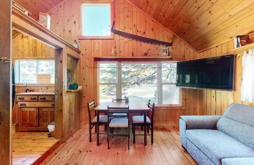 Wasaga Beach House | Fiddlers Green Cottage Two
