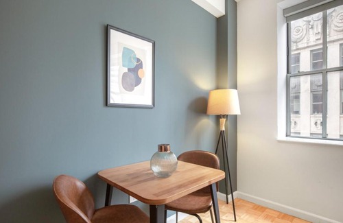 Financial District Apartment | FiDi 1BR w Residents Bar Golf Simulator Gym NYC-270