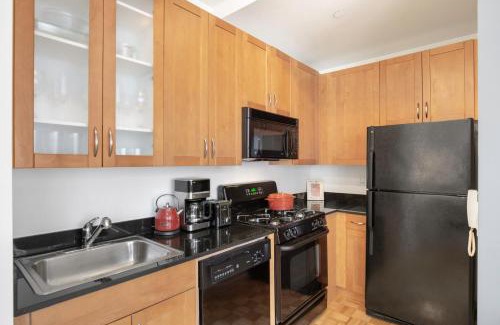 Financial District Apartment | FiDi 1BR w Residents Bar Golf Simulator Gym NYC-270