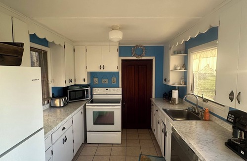 Canastota Cottage | 🏈 FIELD SIZE YARD, Sandy Beach, Sunsets, PRIVATE Rd, 6 mi.to Sylvan Beach