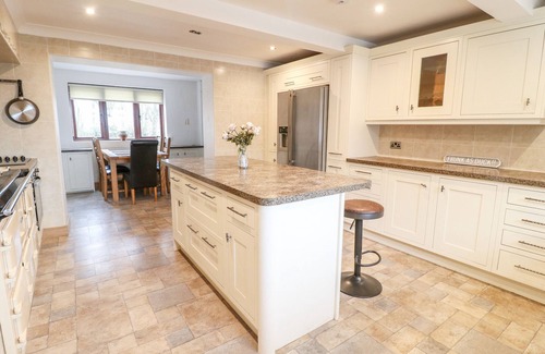 Forsbrook House | FIELDS FARM, family friendly, luxury holiday cottage in Cheadle