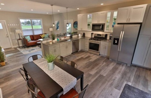 College Place House | Fieldview Loft · Brand New Property! Fieldview, close to S Wineries