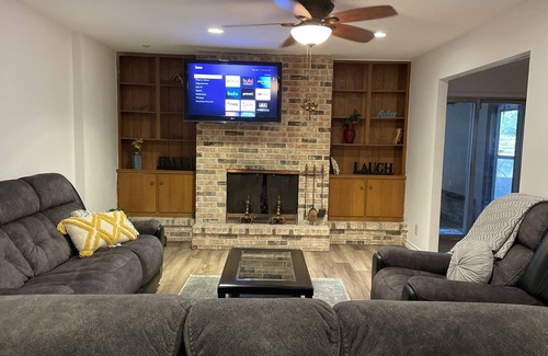 Arena District House | FIESTA 2023 is near! Minutes to Downtown, Riverwalk, The Pearl and More!