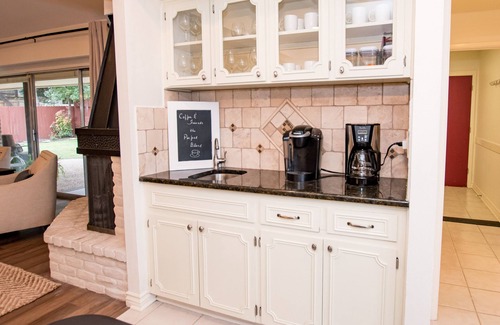 Whispering Oaks House | Fiesta Texas, Riverwalk, Pearl-5 Bdrm-4 Kings-Golf,Ping-Pong-4 TVs-Hi-Spd WIFI